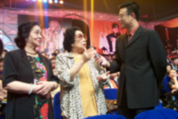 主持人白燕升在采访吴素秋