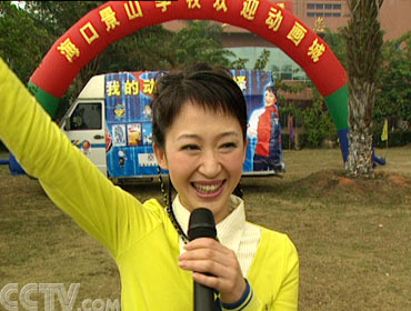 《动画城》栏目主持人小鹿姐姐在海口景山学校演唱动画片歌曲,得到