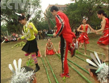 "卡通信使"跳竹竿舞        责编:胡悦  来源:cctv.com