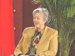 中方嘉宾:外交家冀朝铸,章含之简介