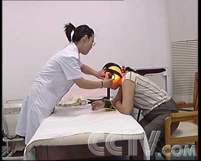 CCTV.com-慎用偏方治面瘫