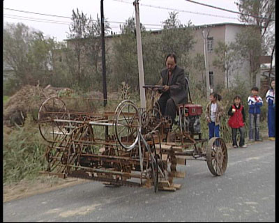 CCTV.com-霍二造台收割机