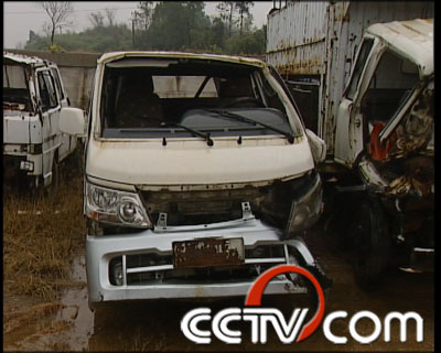 发生事故后已经报废了的面包车