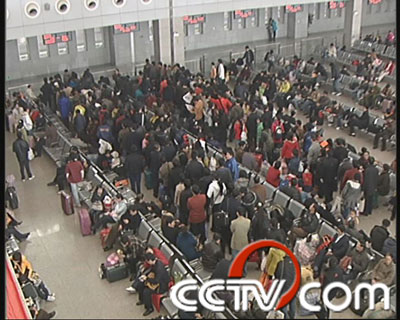 在候车大厅等车的人们