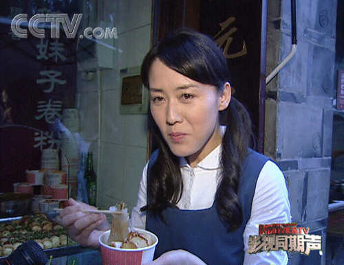 CCTV.com-李琳逛成都小吃街 尝遍美味一展手