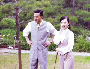 西安事变热拍中霍思燕演赵四苦练高尔夫