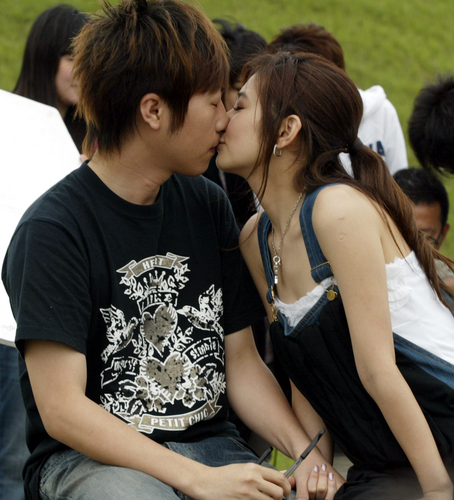 阿信吻selina害羞不已 ella与hebe献身示范