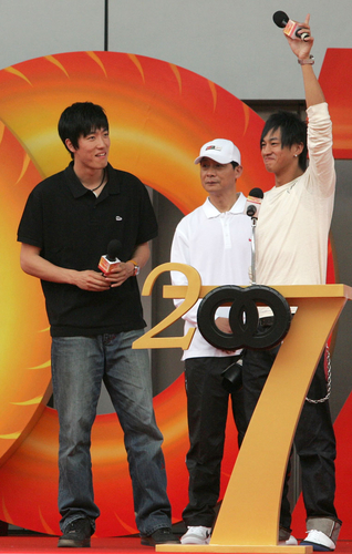 哥俩何润东刘翔携手出席07国际田径黄金大奖赛启动
