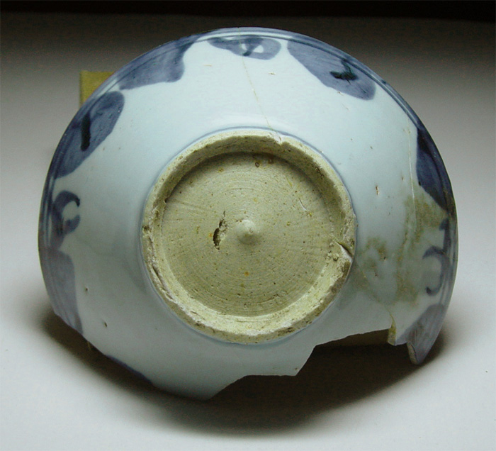 绘上半部纹饰,底足乳突跳刀纹,器里书一大"寿".