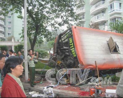 路公交客车,由江北区观音桥开往沙坪坝区,当客车驶过嘉陵江石门大桥